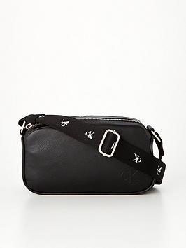 Calvin Klein Jeans Ultralight Zip Camera Bag - Black