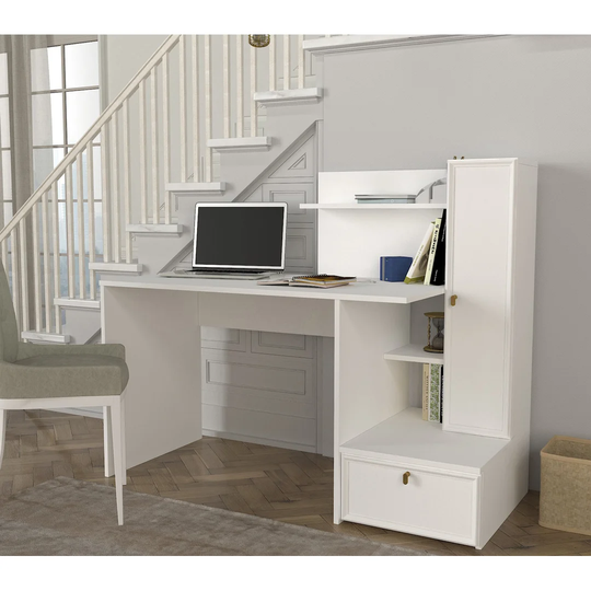 Deantae Desk